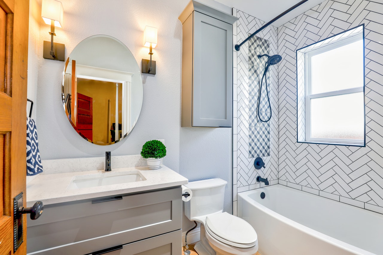 how to clean a mirror
