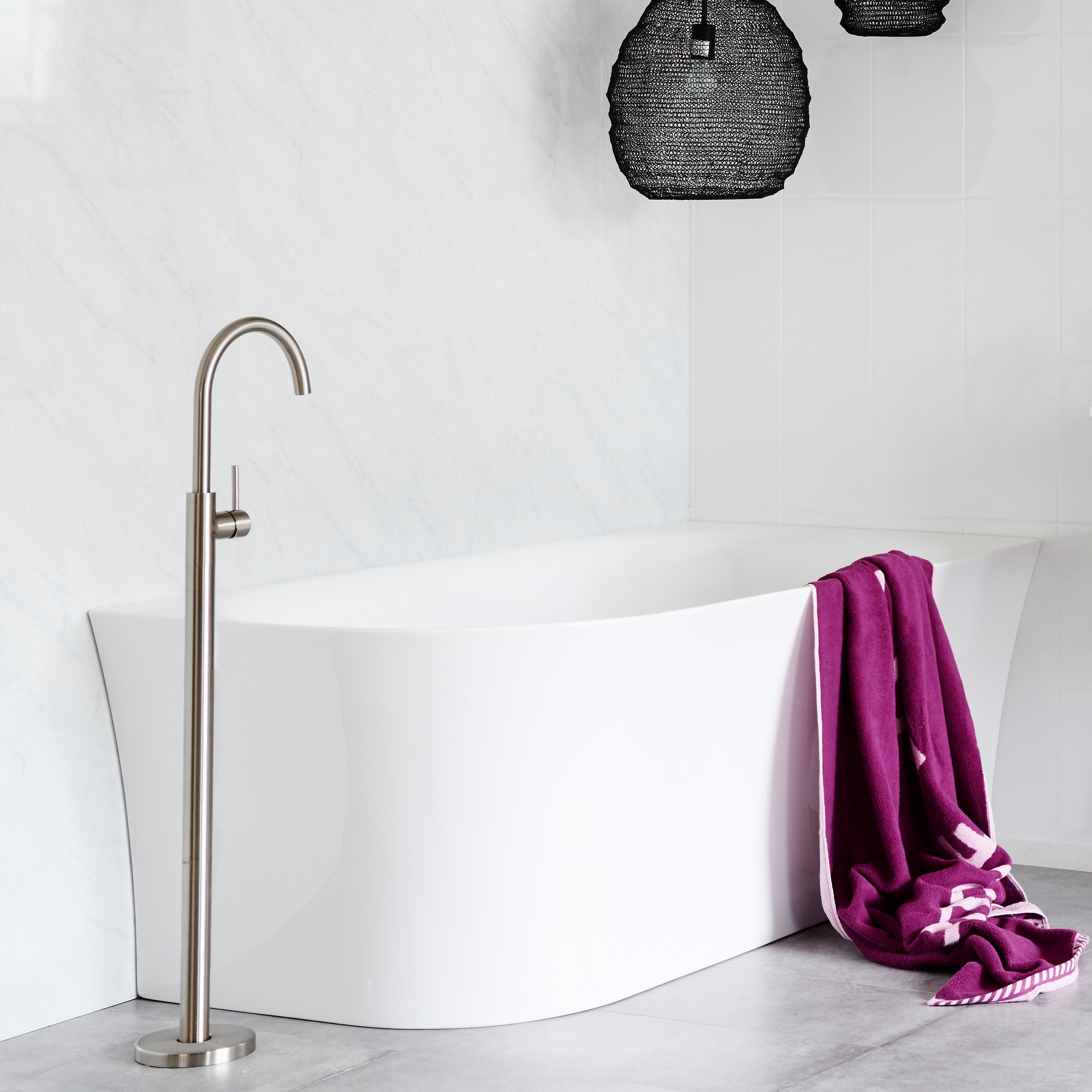 Versa 1500mm Corner Freestanding Bath - Right Hand